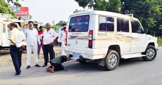 पुवायां में तार में गाड़ी फंसने के बाद खड़े एडीएम। संवाद पुवायां में तार में गाड़ी फंसने के बाद खड़े एडीएम। संवाद