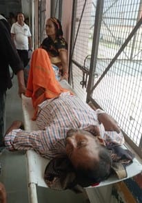राजकीय मेडिकल कॉलेज की ओपीडी का निरीक्षण करते डीएम। स्रोत: सूचना विभाग