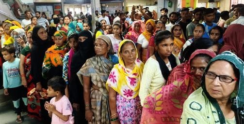 राजकीय मेडिकल कॉलेज की ओपीडी का निरीक्षण करते डीएम। स्रोत: सूचना विभाग