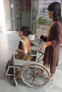 राजकीय मेडिकल कॉलेज की ओपीडी का निरीक्षण करते डीएम। स्रोत: सूचना विभाग