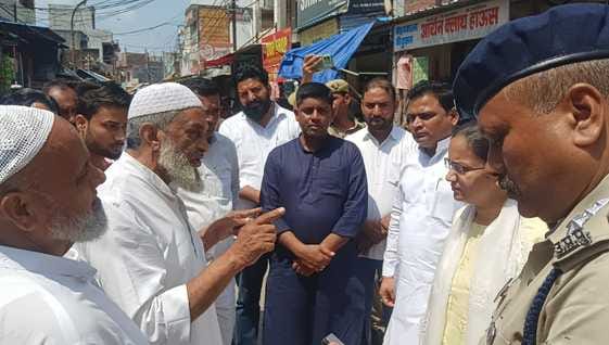 रामपुर मनिहारान की वाल्मीकि बस्ती में सफाईकर्मियों से बात करते अधिकारी व गणमान्य लोग। संवाद