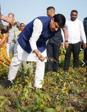 रतलाम जिले की सैलाना तहसील के ग्राम करिया में किसान चौपाल को संबोधित करते मुख्यमंत्री डॉ मोहन य