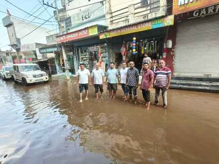 साहा चौक के समीप रोडियों में धंसा गाड़ी का पहिया। संवाद साहा चौक के समीप रोडियों में धंसा गाड़ी का पहिया। संवाद