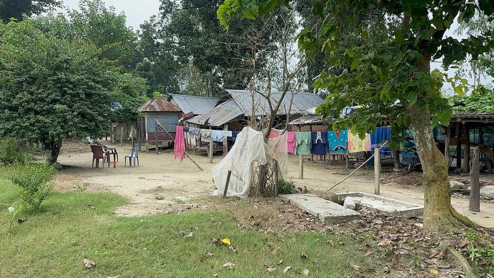 सीमावर्ती गांव नौजल्हा नंबर दो का बंद पड़ा बाजार। संवाद