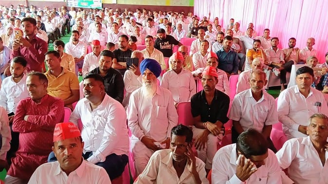 सपा पीडीए की गोष्ठी में संबोधित करते पूर्व विधायक योगेश वर्मा। (मवाना)