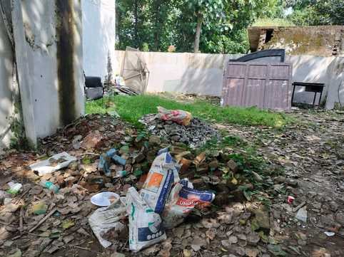 शाहजहांपुर में राजकीय मेडिकल कॉलेज में लगा कूड़े का ढेर। संवाद शाहजहांपुर में राजकीय मेडिकल कॉलेज में लगा कूड़े का ढेर। संवाद