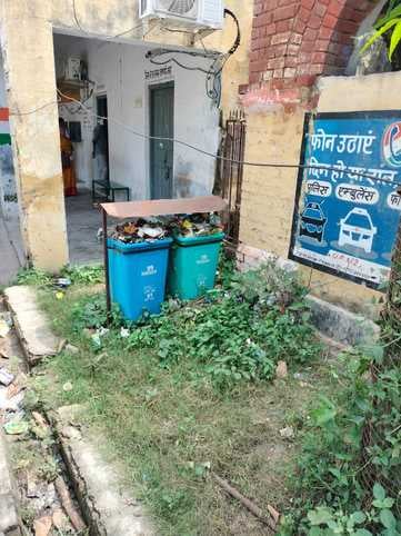 शाहजहांपुर में राजकीय मेडिकल कॉलेज में लगा कूड़े का ढेर। संवाद शाहजहांपुर में राजकीय मेडिकल कॉलेज में लगा कूड़े का ढेर। संवाद