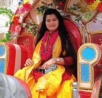 श्रीमद भागवत कथा में निकाली गई कलश यात्रा में शामिल श्रद्धालु। (मवाना)