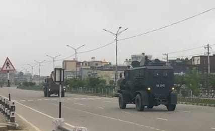 धनगढ़ी-नेपाल में कर्फ्यू के दौरान पेट्रोल लेने के पेट्रोल पंप पर लगी भीड़। स्रोत : सोशल मीडिया धनगढ़ी-नेपाल में कर्फ्यू के दौरान पेट्रोल लेने के पेट्रोल पंप पर लगी भीड़। स्रोत : सोशल मीडिया