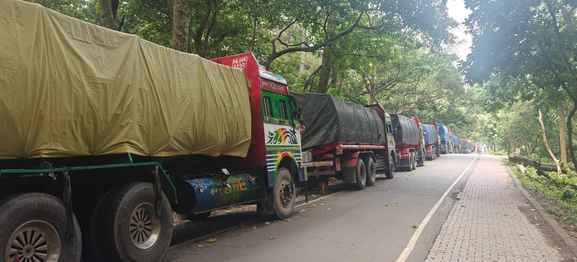 धनगढ़ी-नेपाल में कर्फ्यू के दौरान पेट्रोल लेने के पेट्रोल पंप पर लगी भीड़। स्रोत : सोशल मीडिया धनगढ़ी-नेपाल में कर्फ्यू के दौरान पेट्रोल लेने के पेट्रोल पंप पर लगी भीड़। स्रोत : सोशल मीडिया