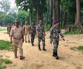 धनगढ़ी-नेपाल में कर्फ्यू के दौरान पेट्रोल लेने के पेट्रोल पंप पर लगी भीड़। स्रोत : सोशल मीडिया धनगढ़ी-नेपाल में कर्फ्यू के दौरान पेट्रोल लेने के पेट्रोल पंप पर लगी भीड़। स्रोत : सोशल मीडिया
