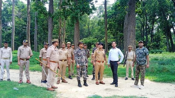 धनगढ़ी-नेपाल में कर्फ्यू के दौरान पेट्रोल लेने के पेट्रोल पंप पर लगी भीड़। स्रोत : सोशल मीडिया धनगढ़ी-नेपाल में कर्फ्यू के दौरान पेट्रोल लेने के पेट्रोल पंप पर लगी भीड़। स्रोत : सोशल मीडिया