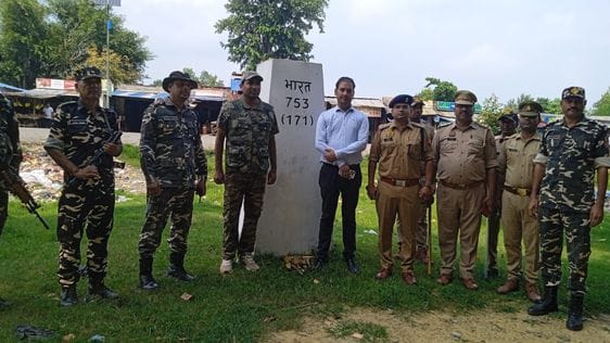 धनगढ़ी-नेपाल में कर्फ्यू के दौरान पेट्रोल लेने के पेट्रोल पंप पर लगी भीड़। स्रोत : सोशल मीडिया धनगढ़ी-नेपाल में कर्फ्यू के दौरान पेट्रोल लेने के पेट्रोल पंप पर लगी भीड़। स्रोत : सोशल मीडिया
