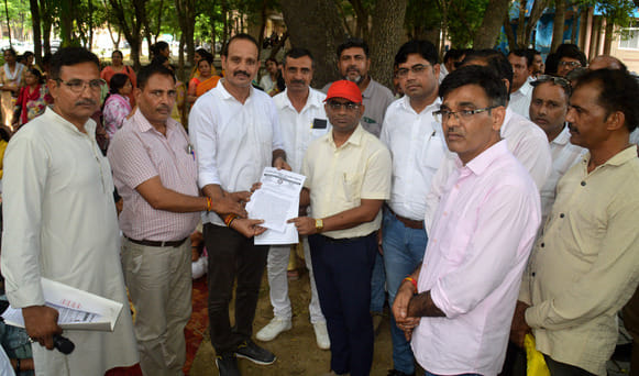 विभिन्न मांगों को लेकर बागपत कलक्ट्रेट में धरना देकर प्रदर्शन करते शिक्षक। संवाद