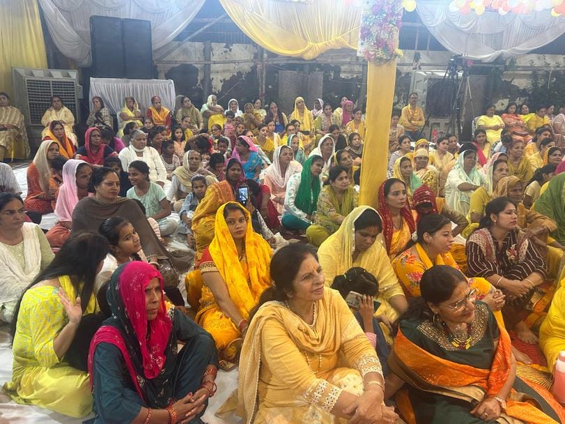 वृंदा एन्कलेव में कथा करते राधे-राधे महाराज। संस्था वृंदा एन्कलेव में कथा करते राधे-राधे महाराज। संस्था