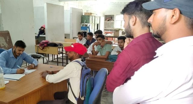 आईटीआई में लगे रोजगार मेला में साक्षात्कार देते अभ्यर्थी। संवाद आईटीआई में लगे रोजगार मेला में साक्षात्कार देते अभ्यर्थी। संवाद