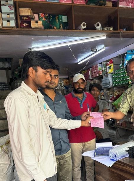 अंबाला छावनी के न्यू मिलाप नगर में दुकानदार का चालान काटती प्रदूषण बोर्ड व नप की टीम। प्रवक्ता अंबाला छावनी के न्यू मिलाप नगर में दुकानदार का चालान काटती प्रदूषण बोर्ड व नप की टीम। प्रवक्ता