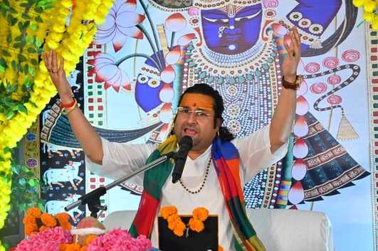 अंबाला छावनी के रामबाग स्थित गोशाला में संगीतमयी कथा के दौरान नृत्य करते भक्त। प्रवक्ता