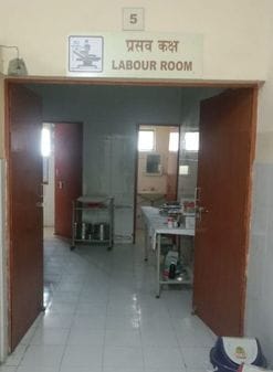 अल्हागंज सीएचसी परिसर में उगीं झाड़ियां। संवाद