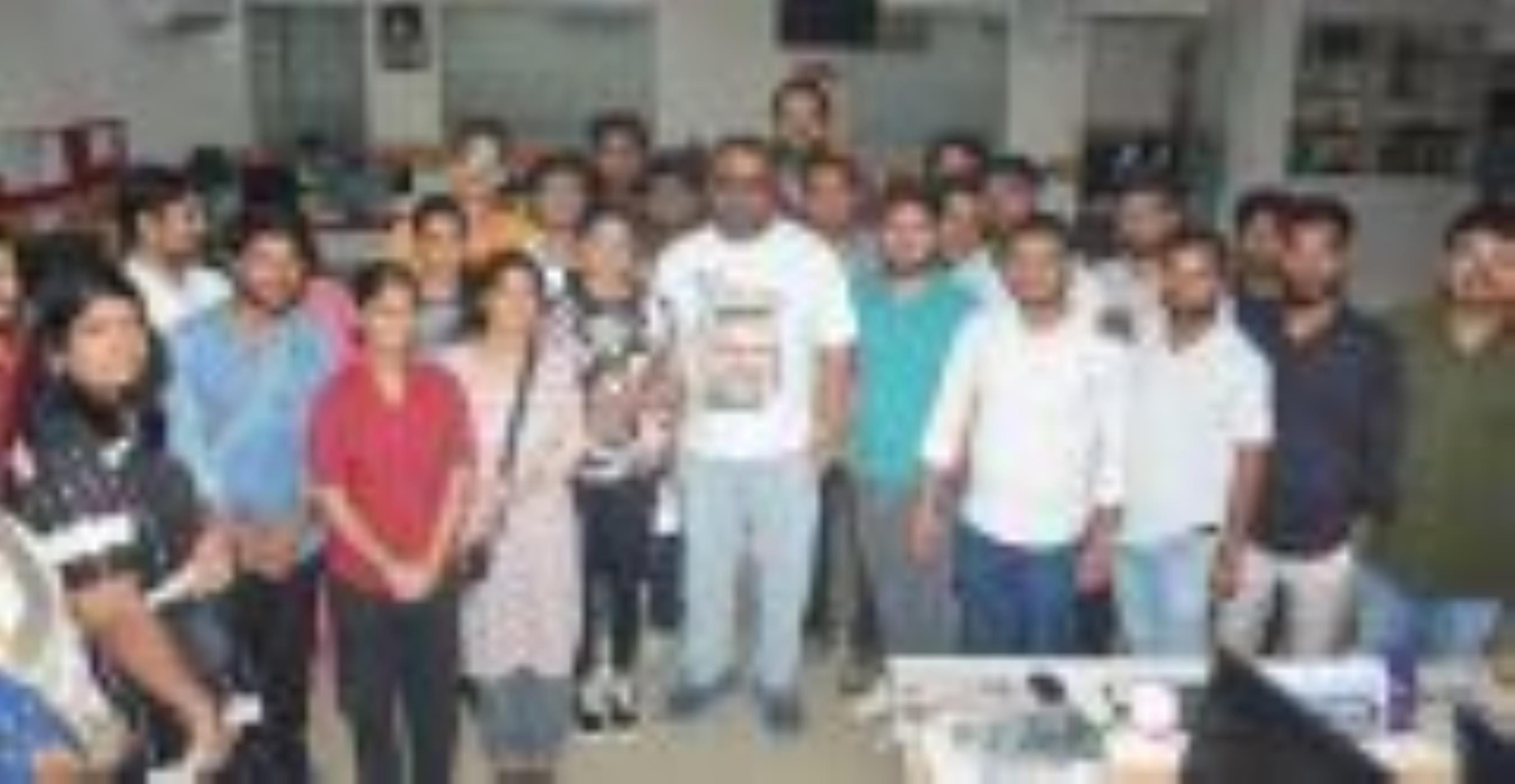 अमर उजाला कार्यालय में युवाओं के साथ फिल्म निर्देशक, निर्माता और पटकथा लेखक अनुराग कश्यप। -अमर अमर उजाला कार्यालय में युवाओं के साथ फिल्म निर्देशक, निर्माता और पटकथा लेखक अनुराग कश्यप। -अमर