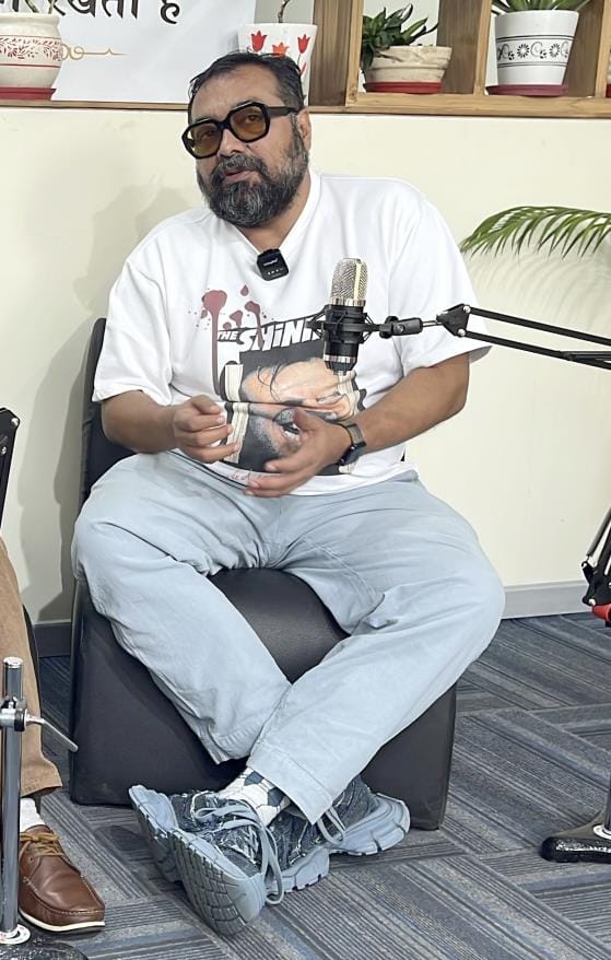 अमर उजाला कार्यालय में युवाओं के साथ फिल्म निर्देशक, निर्माता और पटकथा लेखक अनुराग कश्यप। -अमर अमर उजाला कार्यालय में युवाओं के साथ फिल्म निर्देशक, निर्माता और पटकथा लेखक अनुराग कश्यप। -अमर