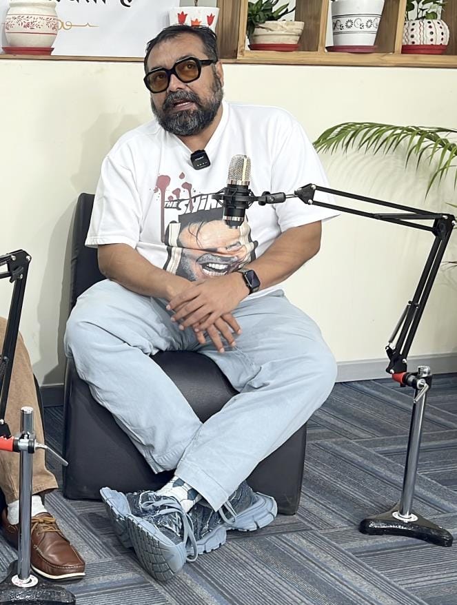 अमर उजाला कार्यालय में युवाओं के साथ फिल्म निर्देशक, निर्माता और पटकथा लेखक अनुराग कश्यप। -अमर अमर उजाला कार्यालय में युवाओं के साथ फिल्म निर्देशक, निर्माता और पटकथा लेखक अनुराग कश्यप। -अमर
