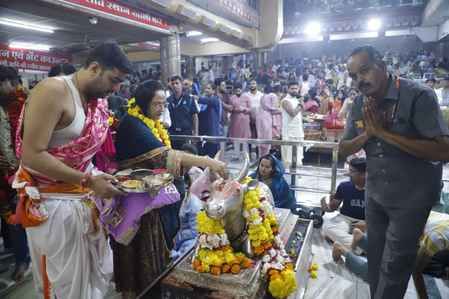 जयाप्रदा ने किए दर्शन