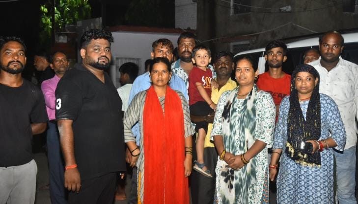बच्चों के सकुशल बरामद होने पर परिवारीजन व रिश्तेदार आलमबाग थाने पहुंचे। बच्चों के सकुशल बरामद होने पर परिवारीजन व रिश्तेदार आलमबाग थाने पहुंचे।