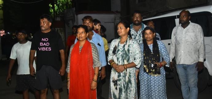 बच्चों के सकुशल बरामद होने पर परिवारीजन व रिश्तेदार आलमबाग थाने पहुंचे। बच्चों के सकुशल बरामद होने पर परिवारीजन व रिश्तेदार आलमबाग थाने पहुंचे।