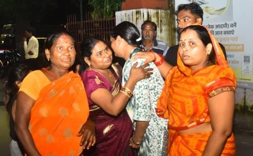 बच्चों के सकुशल बरामद होने पर परिवारीजन व रिश्तेदार आलमबाग थाने पहुंचे। बच्चों के सकुशल बरामद होने पर परिवारीजन व रिश्तेदार आलमबाग थाने पहुंचे।