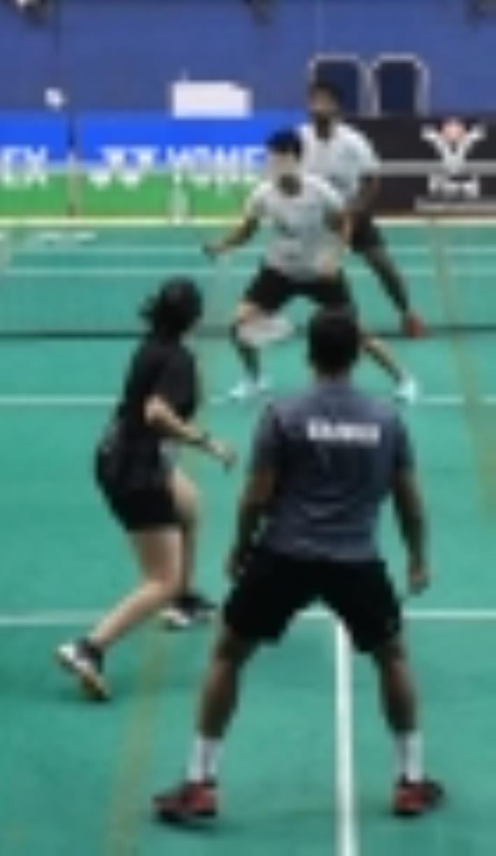 बैडमिंटन चैंपियनशिप के क्वालीफाइंग राउंड के मैच में शॉट जड़ता खिलाड़ी। 