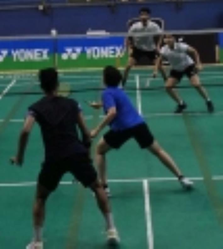 बैडमिंटन चैंपियनशिप के क्वालीफाइंग राउंड के मैच में शॉट जड़ता खिलाड़ी। 