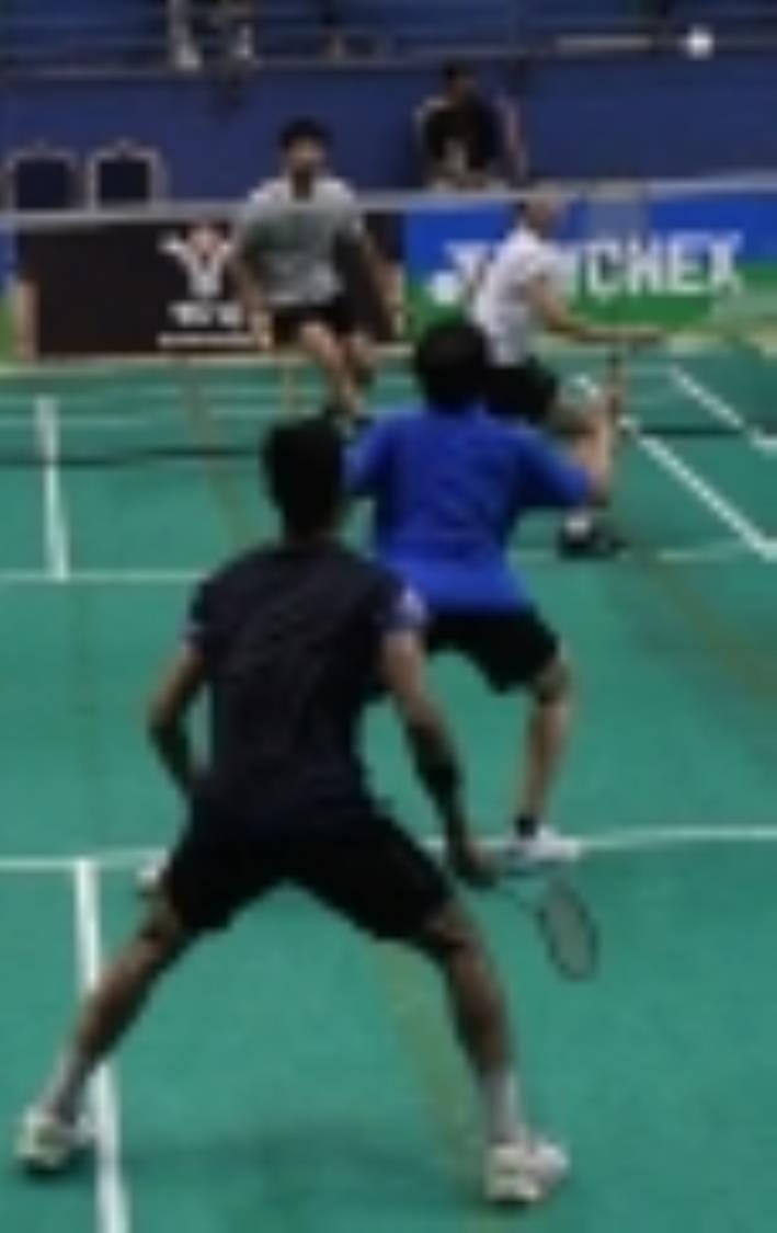 बैडमिंटन चैंपियनशिप के क्वालीफाइंग राउंड के मैच में शॉट जड़ता खिलाड़ी। 