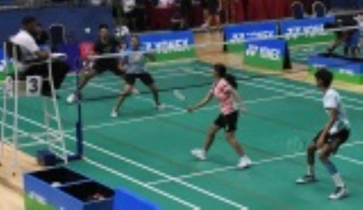 बैडमिंटन चैंपियनशिप के क्वालीफाइंग राउंड के मैच में शॉट जड़ता खिलाड़ी। 