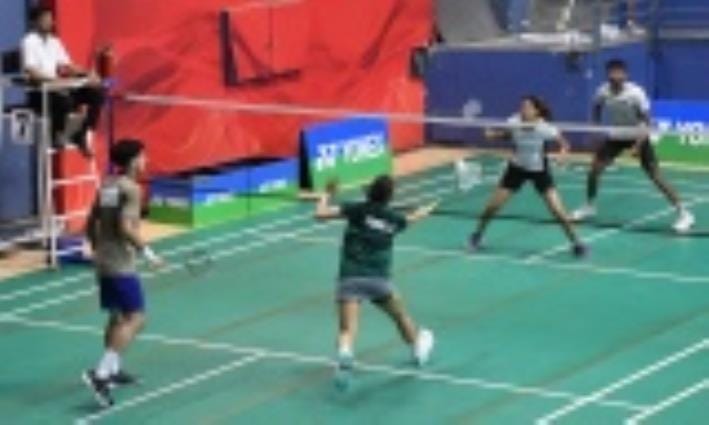 बैडमिंटन चैंपियनशिप के क्वालीफाइंग राउंड के मैच में शॉट जड़ता खिलाड़ी। 
