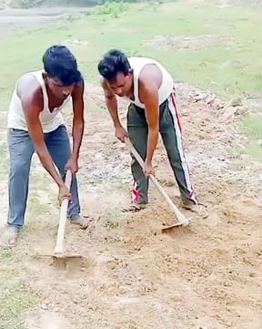 भैंसी नदी में खनन से बने गड्ढे, अब इनको पाट दिया गया है। संवाद भैंसी नदी में खनन से बने गड्ढे, अब इनको पाट दिया गया है। संवाद