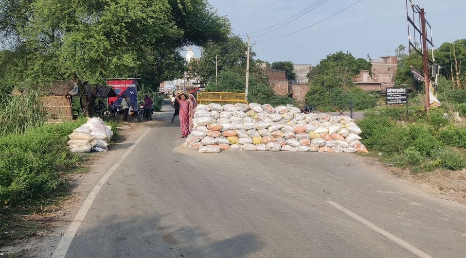 बाढ़ में कटा कालीमिट्टी-शिवराजपुर मार्ग। संवाद बाढ़ में कटा कालीमिट्टी-शिवराजपुर मार्ग। संवाद