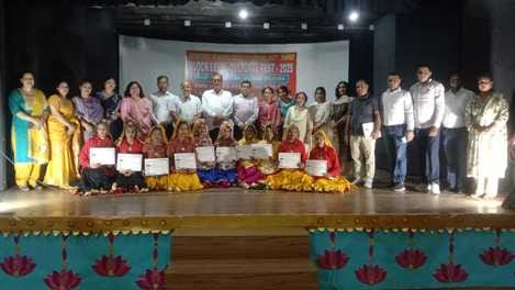 डॉ . एमकेके आर्य मॉडल स्कूल में आयोजित खंड स्तरीय कला उत्सव में प्रस्तुति देते विद्यार्थी।