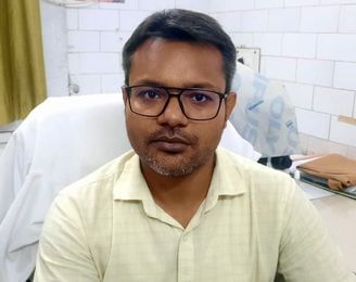 फोटो-02: मेडिकल कॉलेज की ब्लड बैंक में फीडिंग करते टेक्नीशियन अकील खान। संवाद
