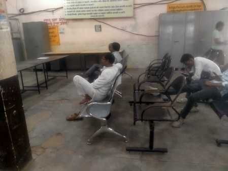 फोटो- 04 बबेरू रोड स्थित आरटीओ कार्यालय के बाहर खड़े चौपहिया वाहन। संवाद
