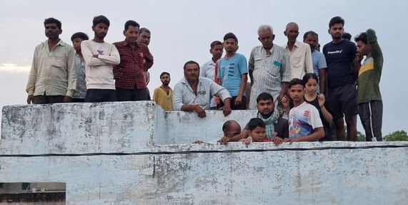 फोटो - 10 घटनास्थल पर जांच पड़ताल करते एसपी डॉ. दुर्गेश कुमार। संवाद
