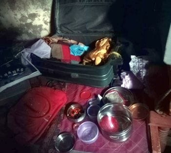 फोटो 12 एमएएचपी 18 परिचय-लूट की घटना के बाद बिखरा पड़ा सामान। संवाद फोटो 12 एमएएचपी 18 परिचय-लूट की घटना के बाद बिखरा पड़ा सामान। संवाद