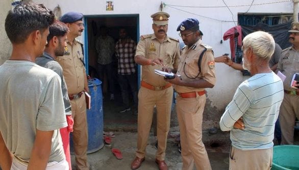 फोटो 12 एमएएचपी 18 परिचय-लूट की घटना के बाद बिखरा पड़ा सामान। संवाद फोटो 12 एमएएचपी 18 परिचय-लूट की घटना के बाद बिखरा पड़ा सामान। संवाद
