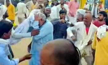 फोटो 12 एमएएचपी 24 परिचय-समिति के चौकीदार को पीटते खाद न मिलने से आक्रोशित किसान। स्रोत: वीडिय