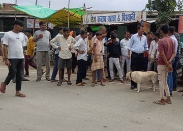 फोटो-13-आक्रोशित व्यापारियों को शांत कराते सीओ संतोष सिंह। संवाद