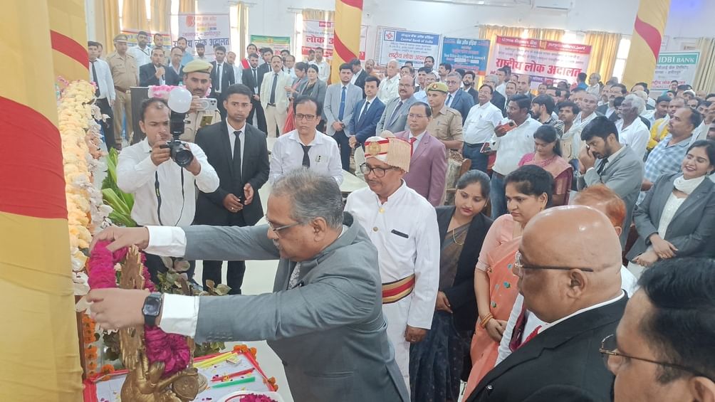 फोटो 13 एचएएमपी 30- जजी परिसर में लगे विभिन्न विभागों के स्टालों में पसरा सन्नाटा। संवाद