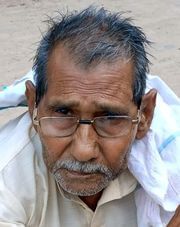 फोटो 13 एमएएचपी 15 परिचय-सहकारी समिति अजनर में खाद के लिए जुटी किसानों की भीड़। संवाद