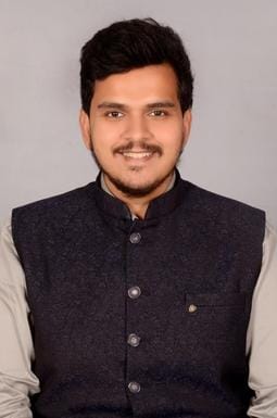 फोटो 22: एक शोरूम पर खड़ी बाईक। संवाद