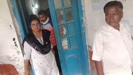 फोटो- 31- घूस लेती पकड़ी गई महिला लेखपाल को मौरावां थाने से लखनऊ लेकर जारी एंटीकरप्श्न टीम। संव फोटो- 31- घूस लेती पकड़ी गई महिला लेखपाल को मौरावां थाने से लखनऊ लेकर जारी एंटीकरप्श्न टीम। संव