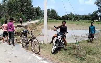 फोटो 38 : बिलग्राम के भीखा पुरवा के गलियारे में भरा बाढ़ का पानी। स्रोत : ग्रामीण फोटो 38 : बिलग्राम के भीखा पुरवा के गलियारे में भरा बाढ़ का पानी। स्रोत : ग्रामीण